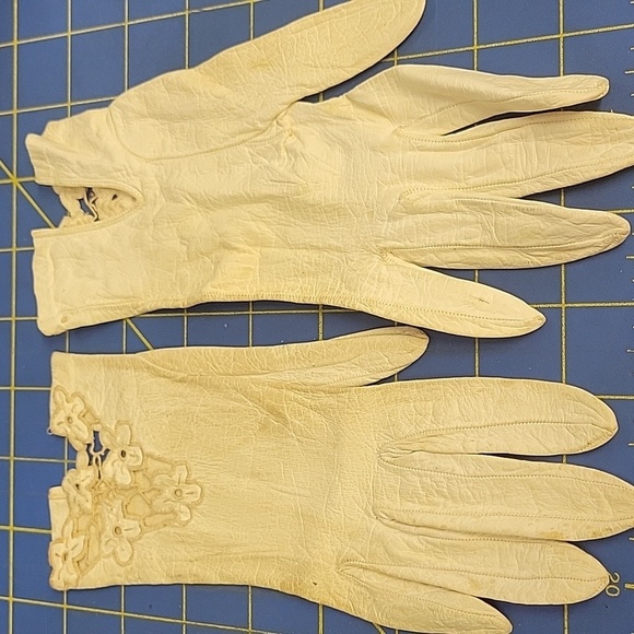 Vintage Cream Soft Lesther Gloves with Floral Detail 1940s Era